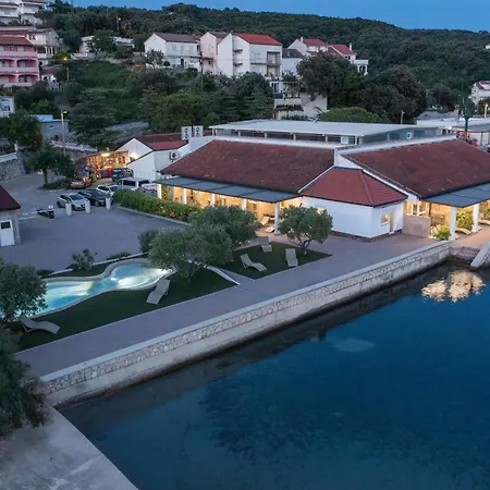 Apartment Seafront Tomi
