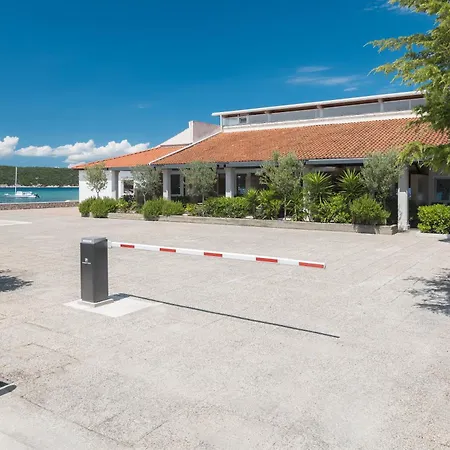 Apartment Seafront Tomi Kampor
