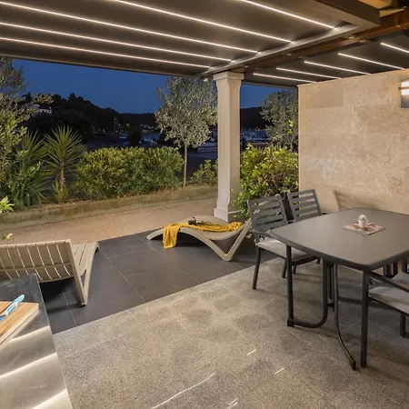 Apartment Seafront Tomi