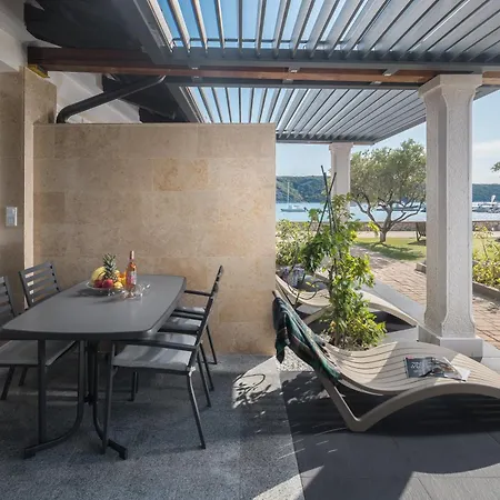 Apartment Seafront Tomi