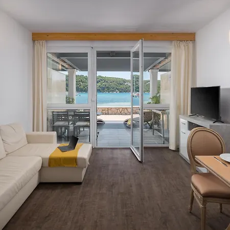 Seafront Tomi Apartment