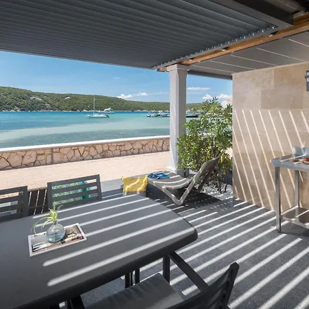 Apartment Seafront Tomi Kampor