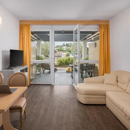 Apartment Seafront Tomi