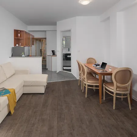 Apartment Seafront Tomi Kampor