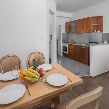 Apartment Seafront Tomi