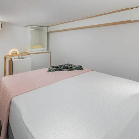 Apartment Seafront Tomi *
