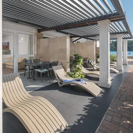 Apartment Seafront Tomi