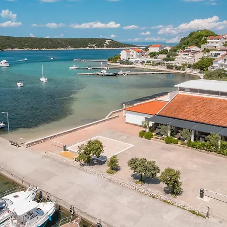 Seafront Tomi Apartment Kampor