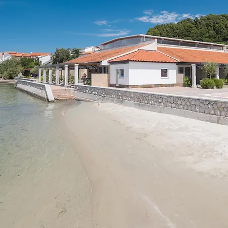 Seafront Tomi Apartment Kampor